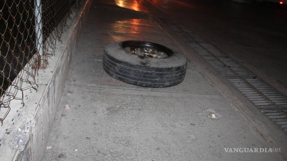 Llanta de camión se desprende y lesiona a mujer en Saltillo