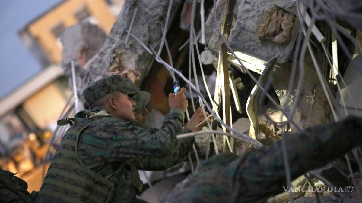 Celular le salva la vida a un hombre en el terremoto de Ecuador