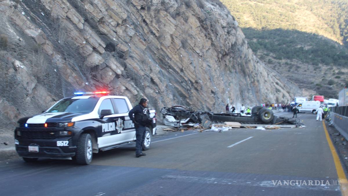 Tragedia en la carretera 57: Trailero pierde la vida en aparatoso accidente