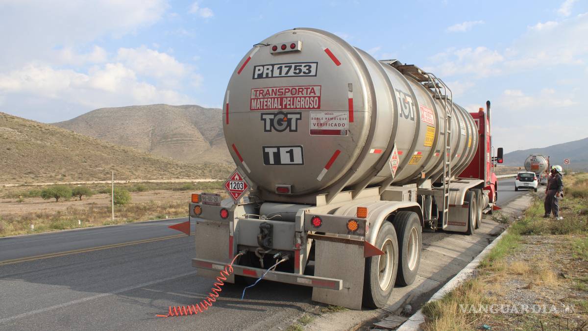 Tanque de diésel de tráiler se desprende y vuelca en la carretera Saltillo-Zacatecas