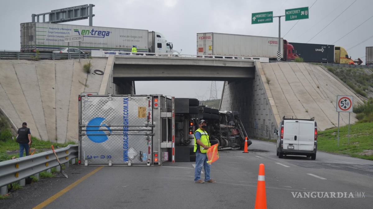 Vuelca tráiler y desquicia tráfico en la Saltillo-Monterrey