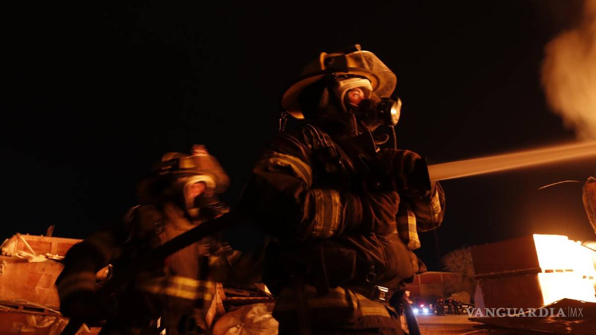 Incendio en recicladora causa movilización de Bomberos de Saltillo