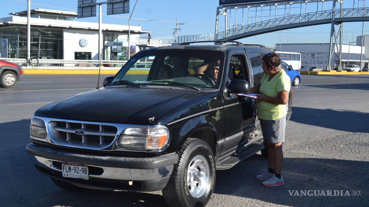 Invade carril en Carranza y causa choque
