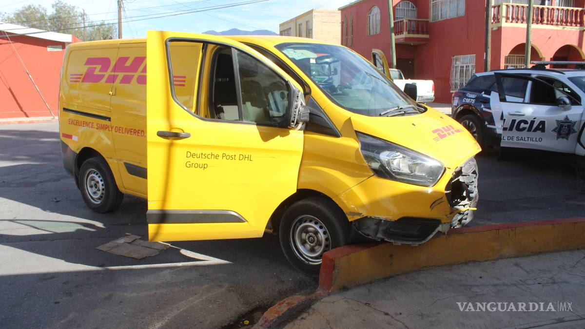 Vehículo de paquetería se pasa alto y provoca accidente en la colonia Bellavista, en Saltillo