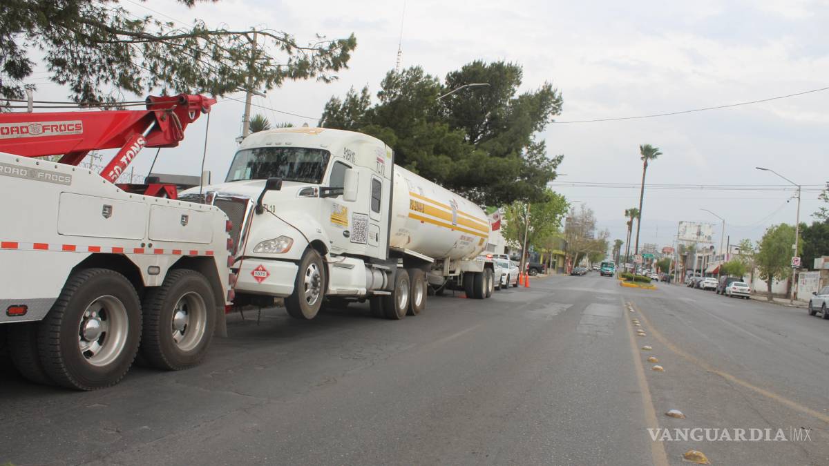 Aseguran pipa con 45 mil litros de combustible ilegal, en Saltillo