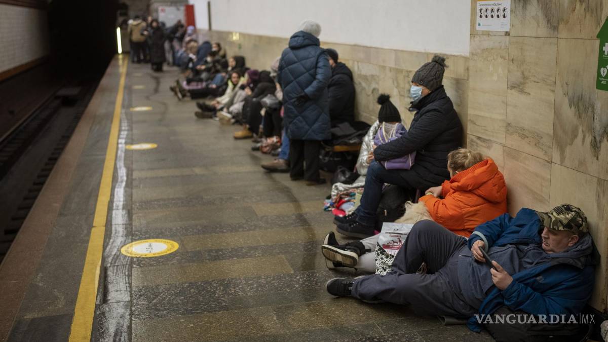 Ante el asedio ruso, ucranianos buscas refugio en el metro y en sótanos