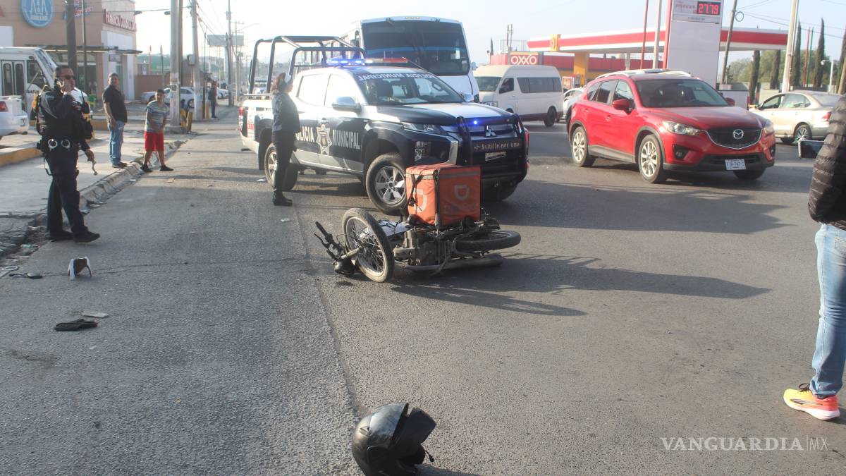Camioneta derriba a repartidor de comida en Saltillo