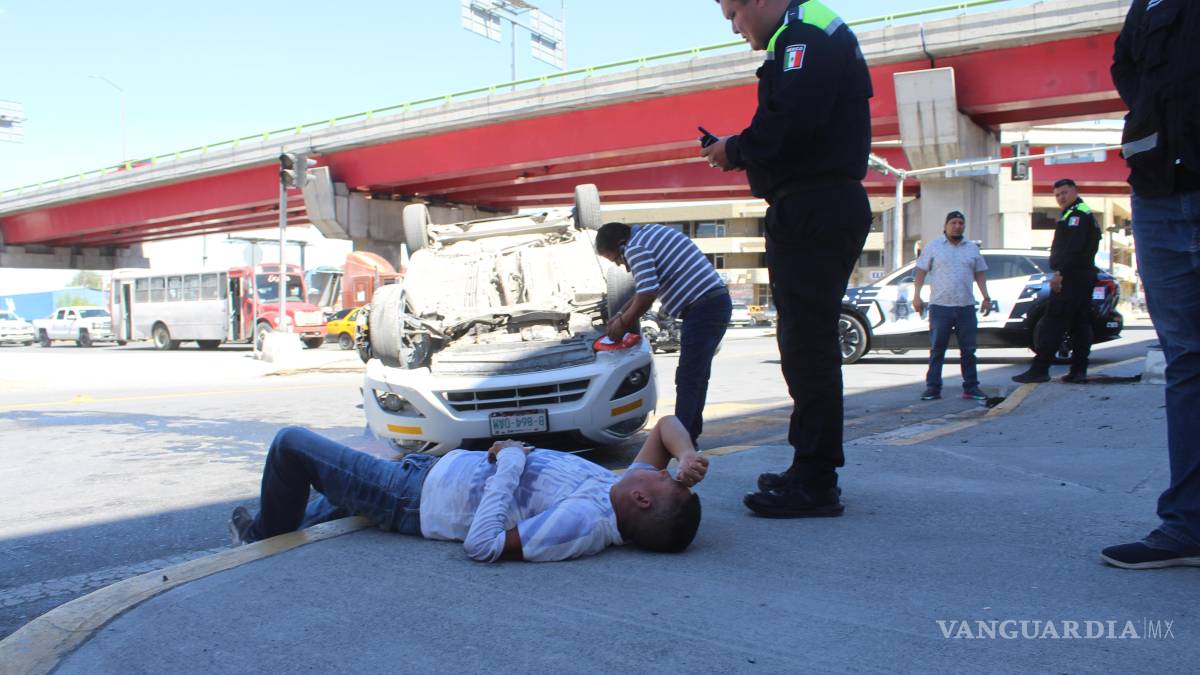 Taxista sufre volcadura bajo el distribuidor vial El Sarape, en Saltillo