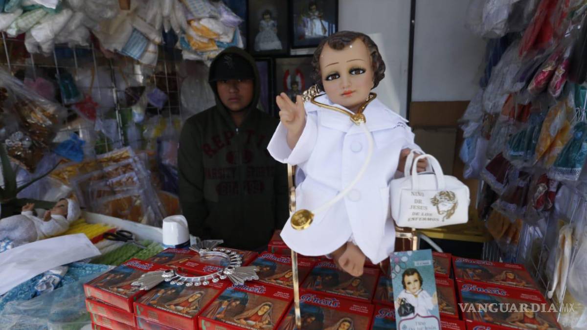 Saltillo: visten con batas a Niño Dios y rinden homenaje a personal médico