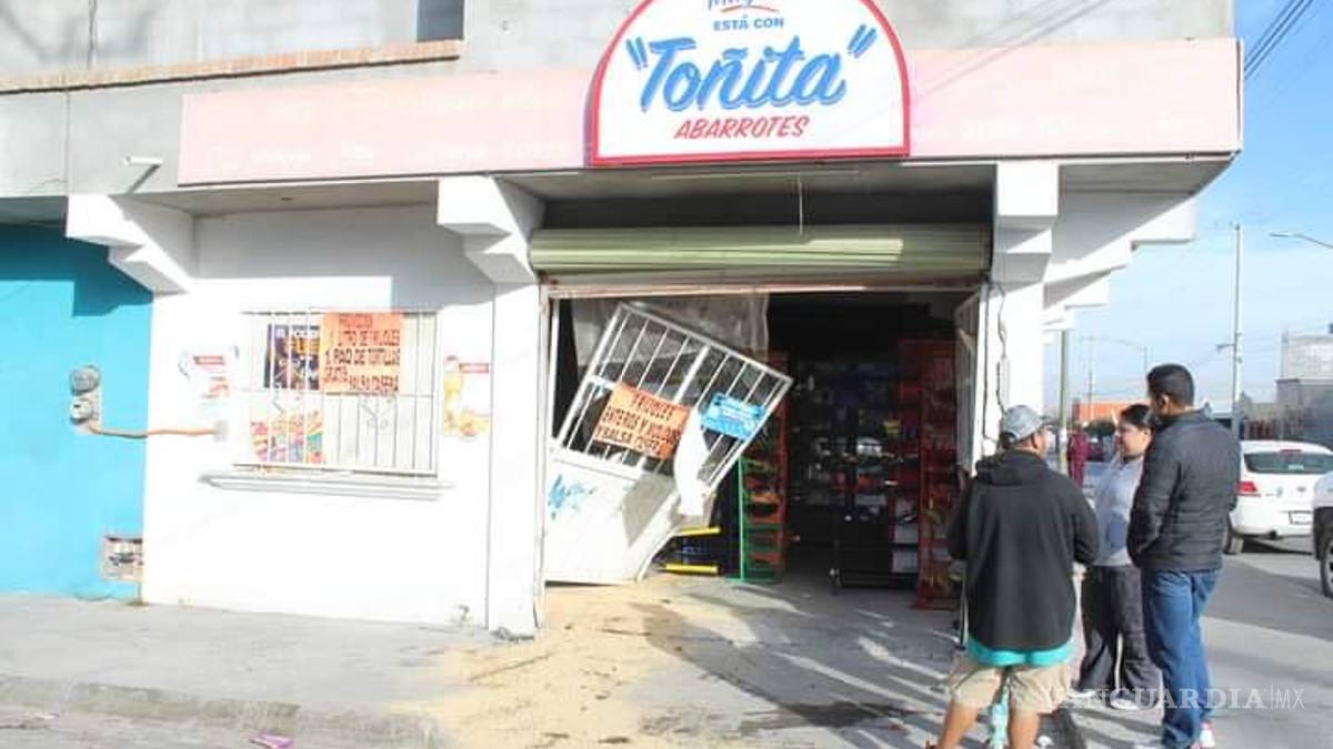 Madre pierde el control de su vehículo y choca contra ‘tiendita’ en Saltillo