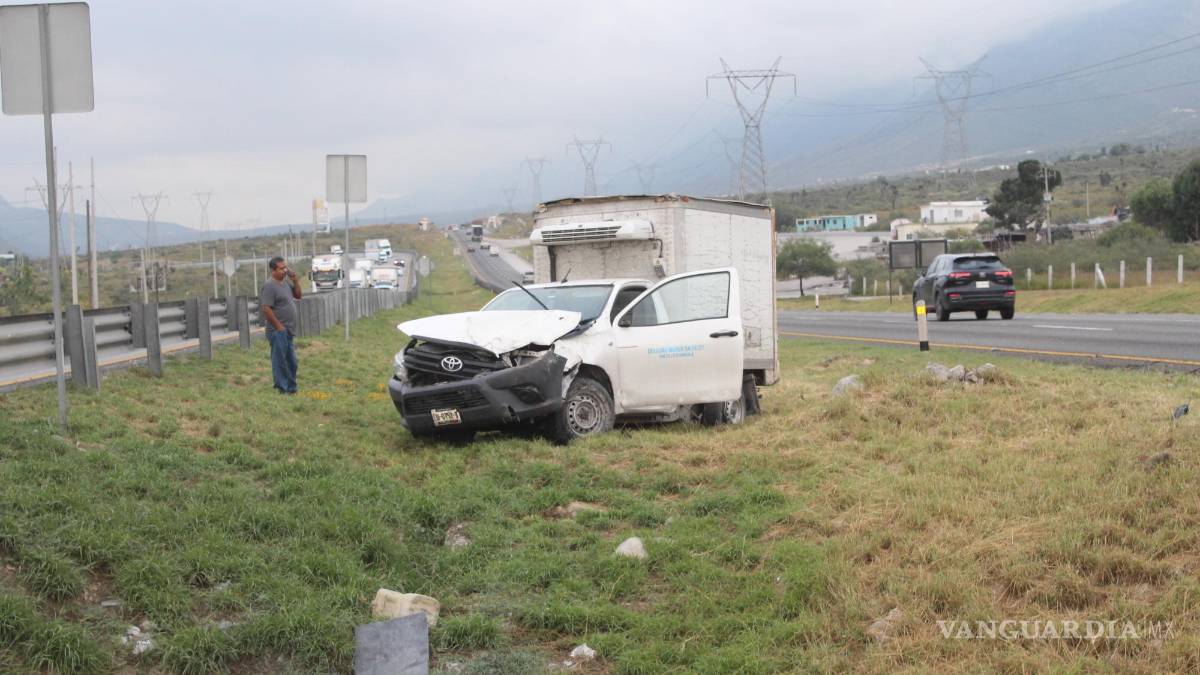 Se le revienta una llanta y vuelca en la carretera Saltillo-Monterrey