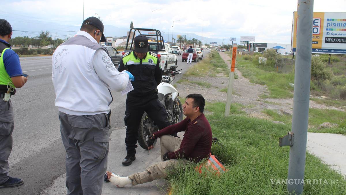 Repartidor sufre aparatosa caída en la glorieta Venustiano Carranza, en Saltillo