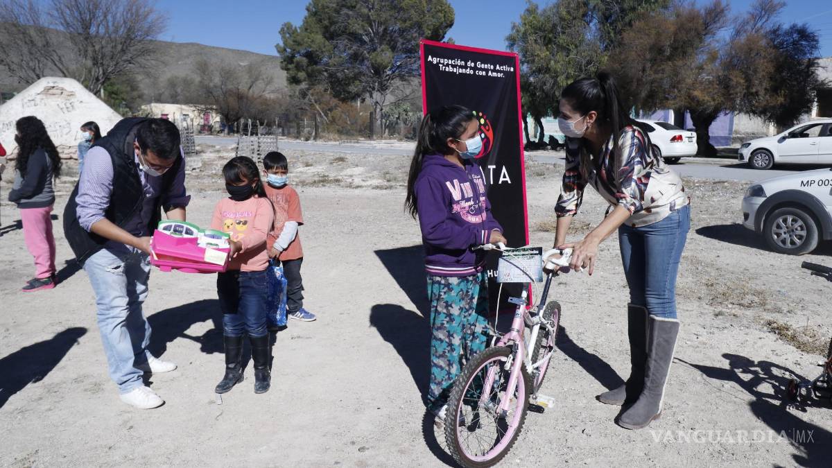 VANGUARDIA y sus lectores logran que Santa Claus les lleve regalos a niños de ejidos al sur de Saltillo