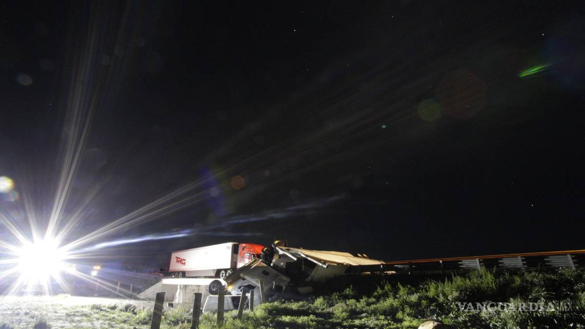 Tragedia en la Matehuala-Saltillo, conductor de tráiler pierde la vida en volcadura