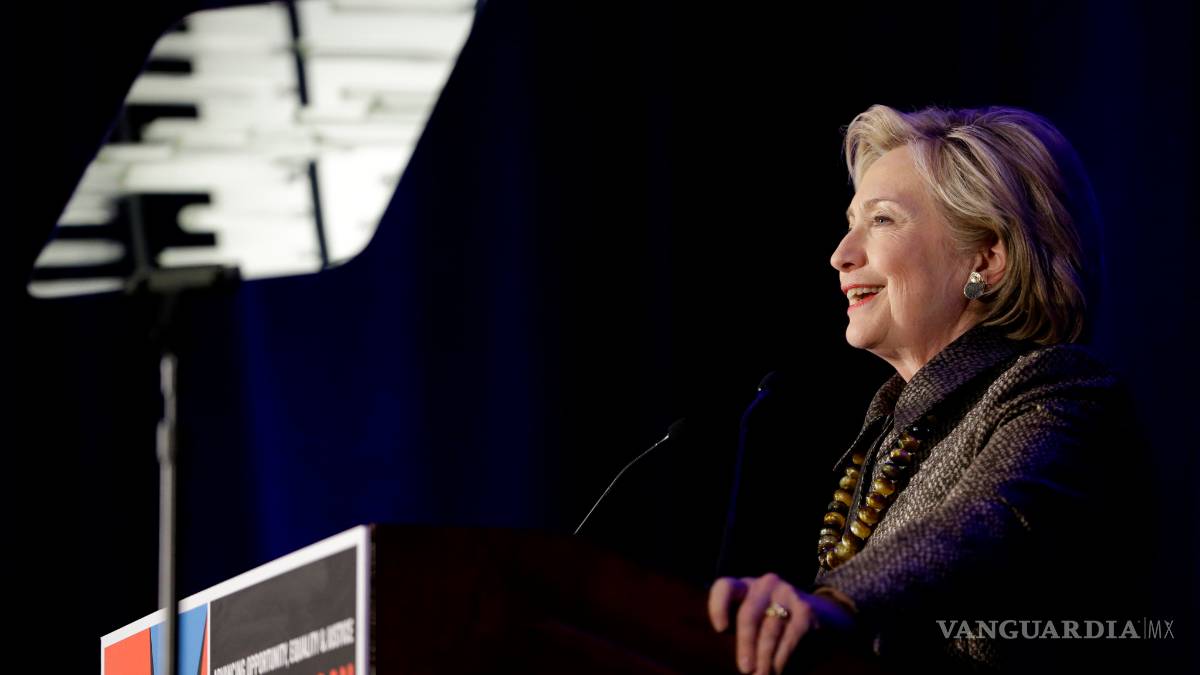 Quiere Hillary simplificar obtención de ciudadanía para inmigrantes