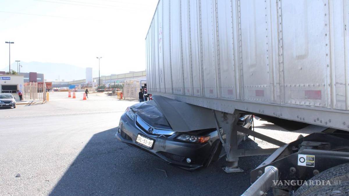 Automóvil sufre accidente y deja a conductor prensado debajo de tráiler en Lib. Óscar Flores Tapia