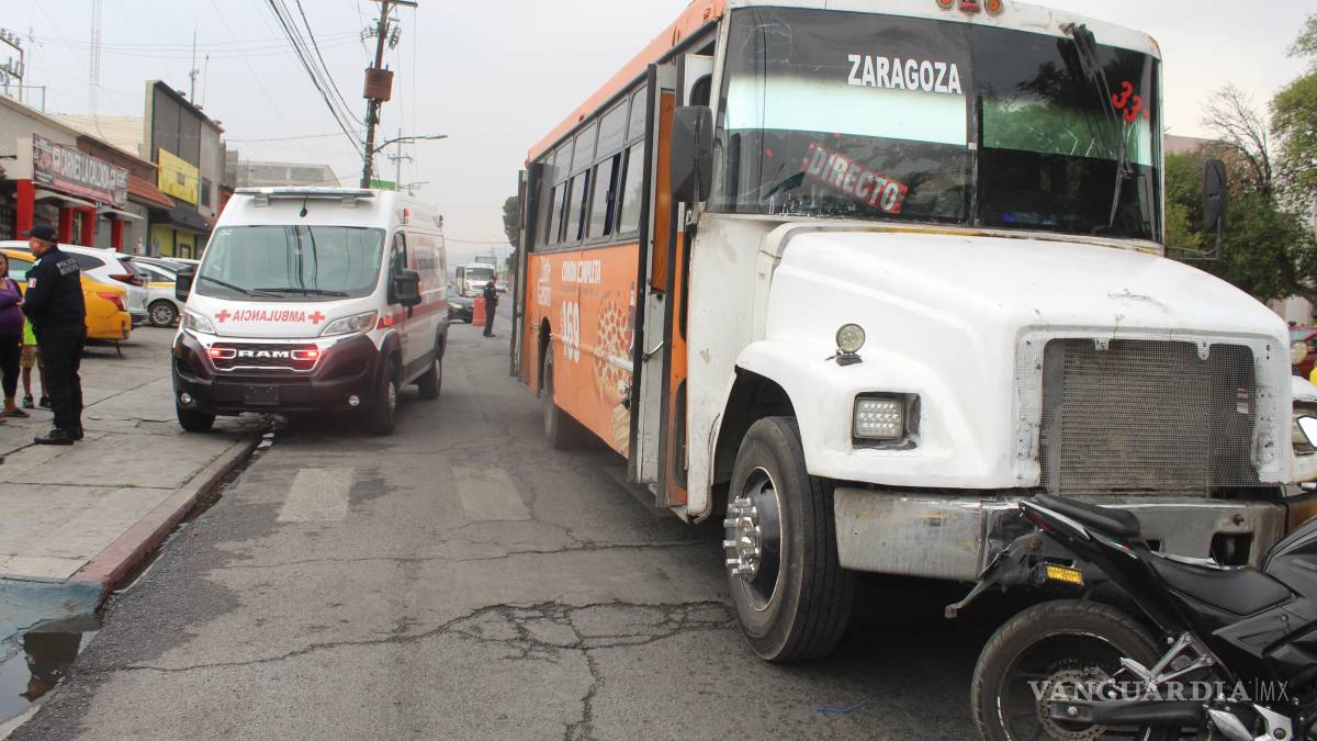 Motociclista de 17 años es embestido por camión urbano en la zona centro de Saltillo