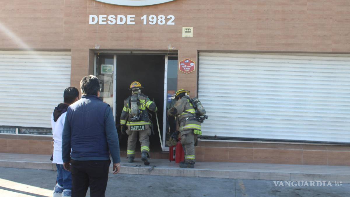 Descuido provoca incendio de manteca en carnicería de Saltillo; evacúan a 20