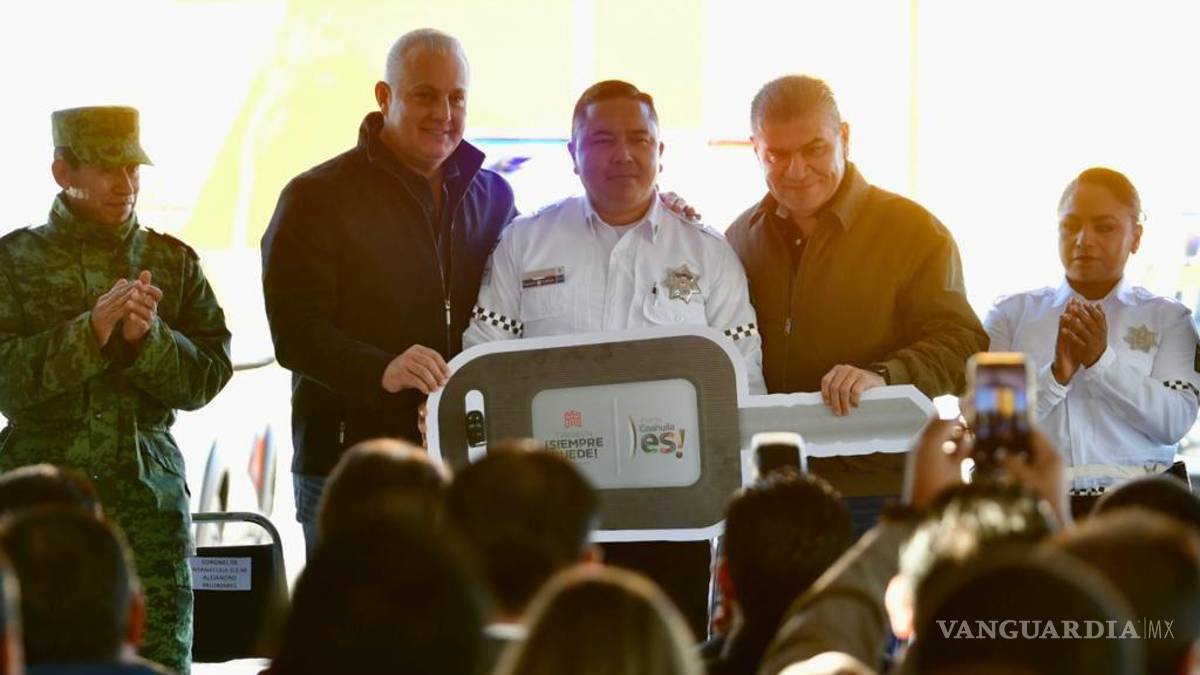 Miguel Riquelme y Román Cepeda entregan patrullas a Tránsito y Vialidad de Torreón