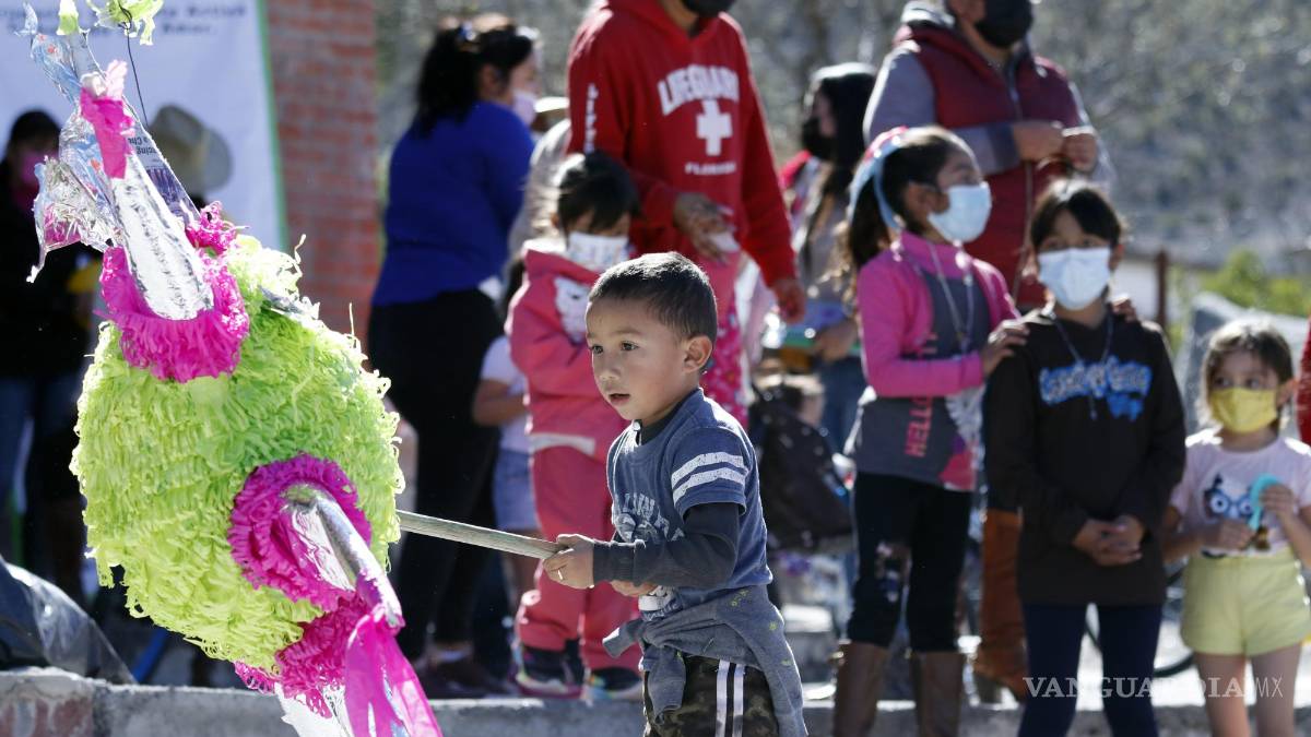 VANGUARDIA y sus lectores logran que Santa Claus les lleve regalos a niños de ejidos al sur de Saltillo