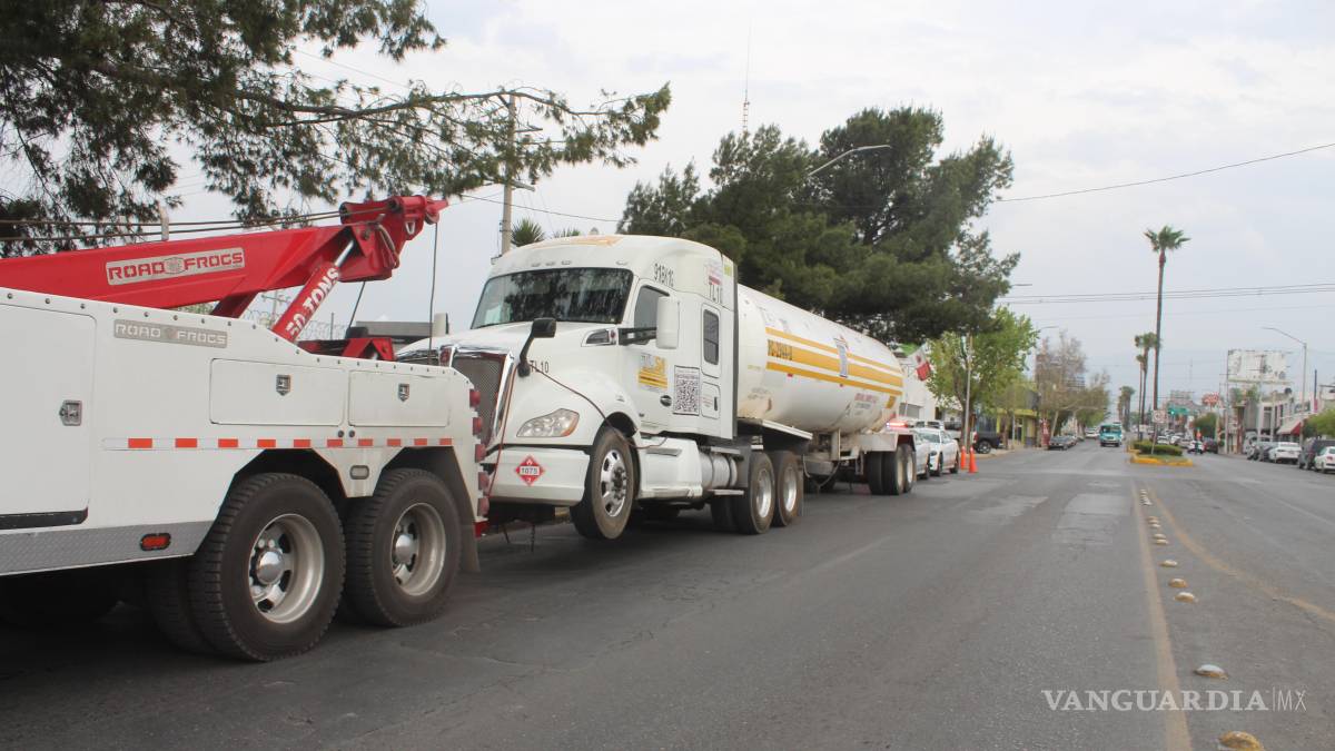 Aseguran pipa con 45 mil litros de combustible ilegal, en Saltillo
