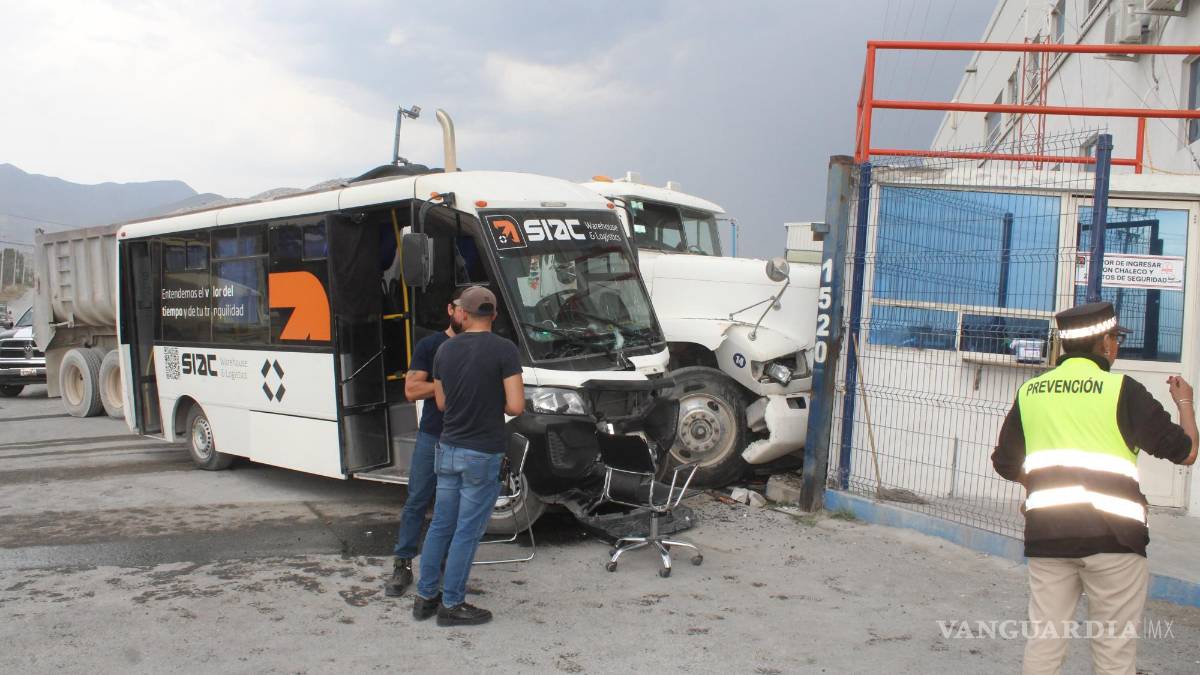 Choque entre tráiler y microbús deja cuatro heridos en Arteaga