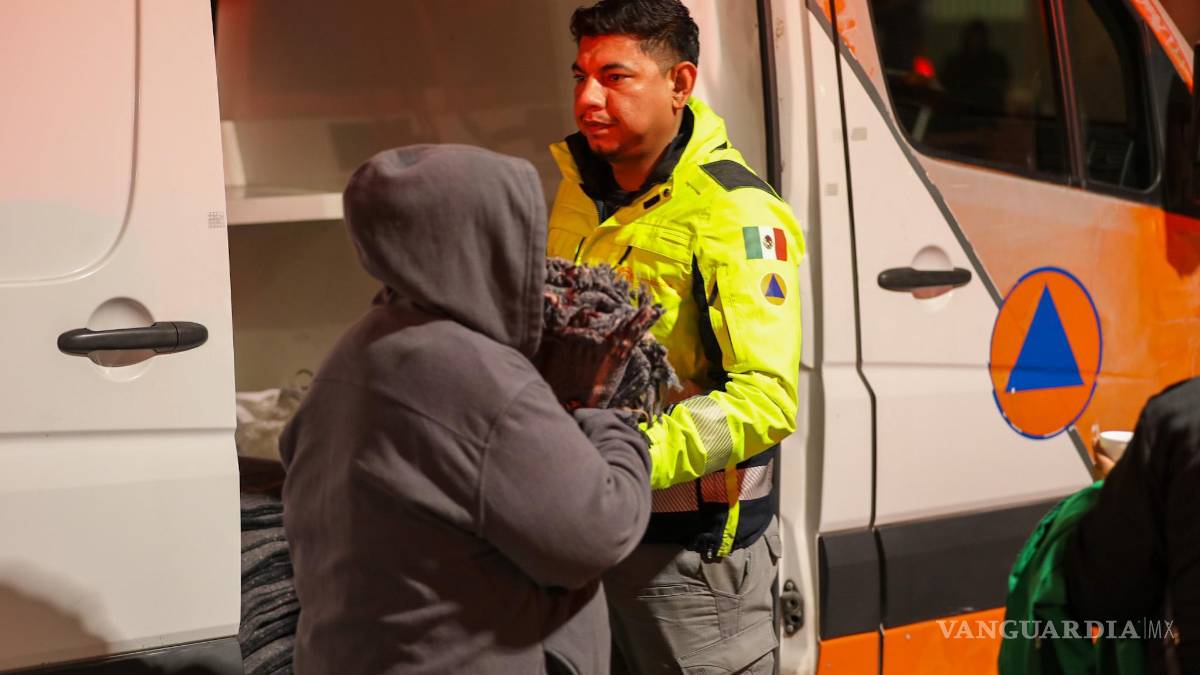 Entregan chocolate y cobertores a personas en situación vulnerable en Nuevo León
