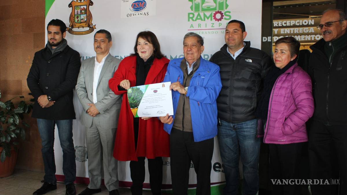 Planta árboles en camellón empresa transportista de Ramos Arizpe