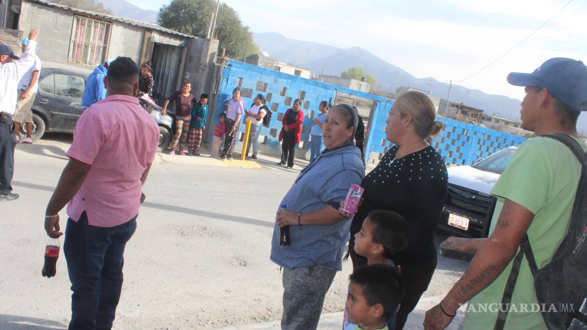 Choca, atropella a dos niños y una mujer y cae al patio de una casa, en Saltillo