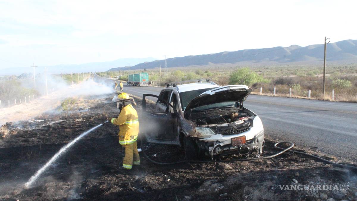 Camioneta se incendia a orilla de carretera federal; el conductor se salvó de milagro