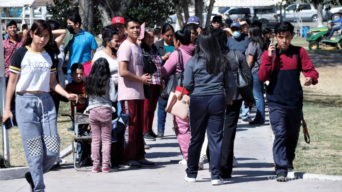 Desorganización y caos en la entrega de becas ‘Benito Juárez’ en Ramos Arizpe