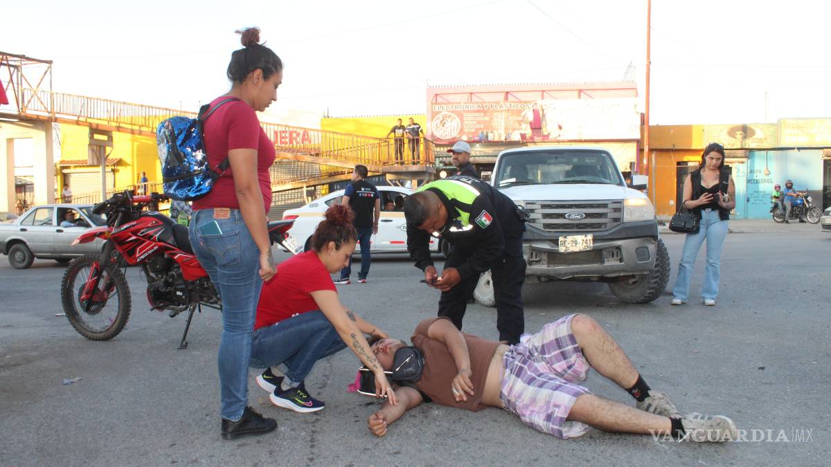 Camioneta le quita el paso a motociclista y lo manda al Hospital General de Saltillo