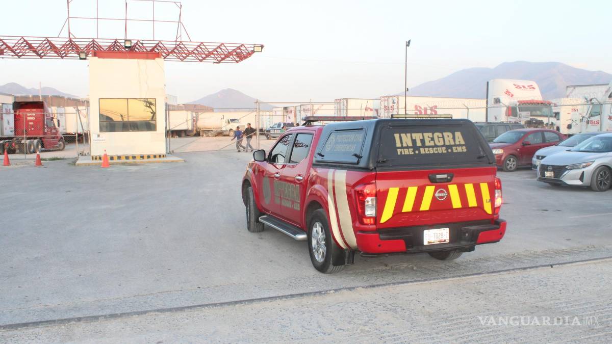 Descuido provoca incendio en caja de tráiler en Arteaga (VIDEO)