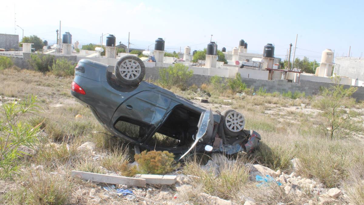 Mujer que viajaba con sus dos hijas vuelca en la colonia Mirasierra