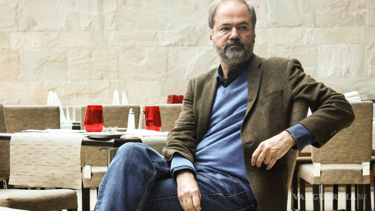 Analiza Juan Villoro los riesgos de las redes sociales