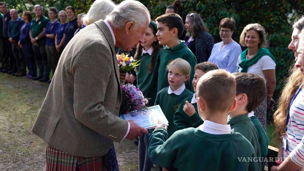 Mientras Rishi Sunak, primer ministro británico, pondera el servicio de Isabel II a un año de su muerte, los antimonárquicos protestan