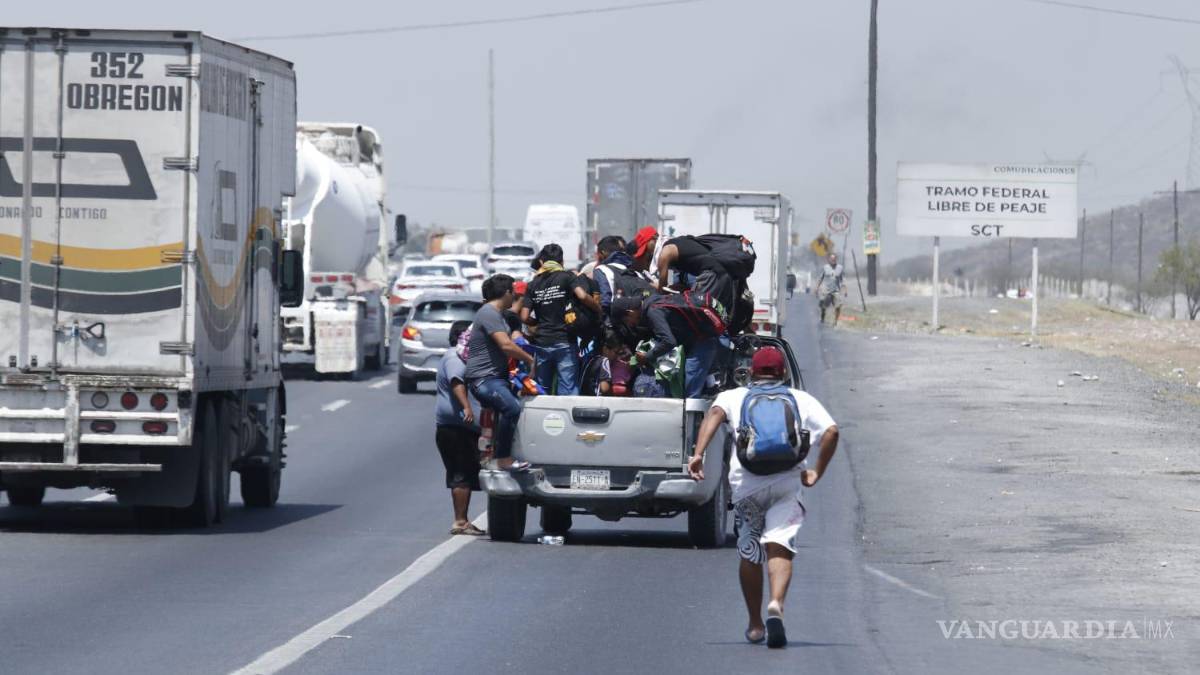 A pie y de “ride” llegan migrantes a Saltillo, buscan transporte para llegar al norte