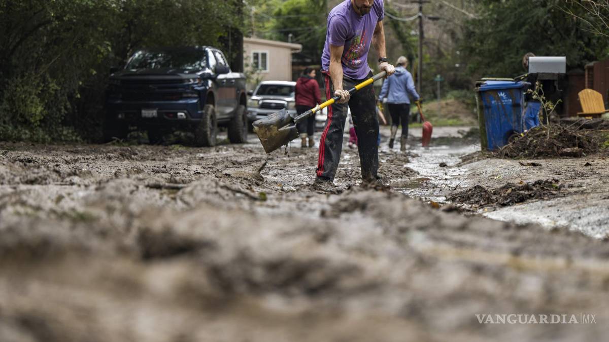 ‘Estamos atrapados aquí’; lluvias, aludes y socavones azotan a California