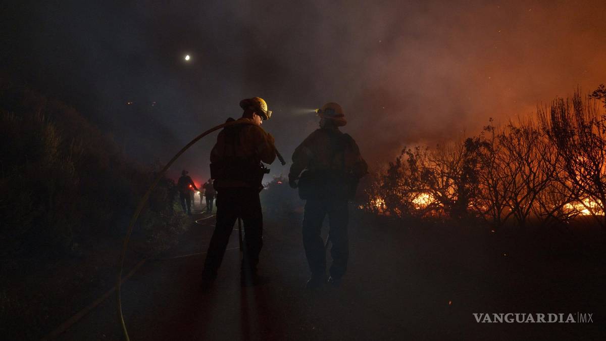 Azota incendio forestal al noroeste de Los Ángeles y evacuan a cerca de mil 200 personas
