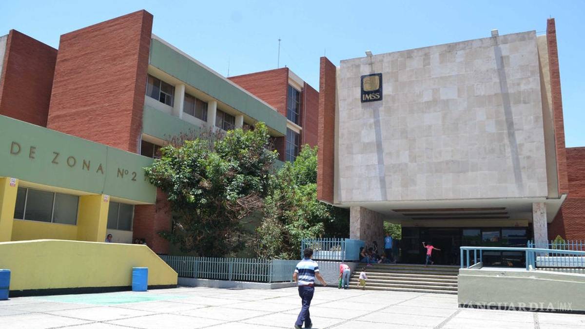 Médicos auxilian a hombre tras un desgarre en la colonia Saltillo 2000