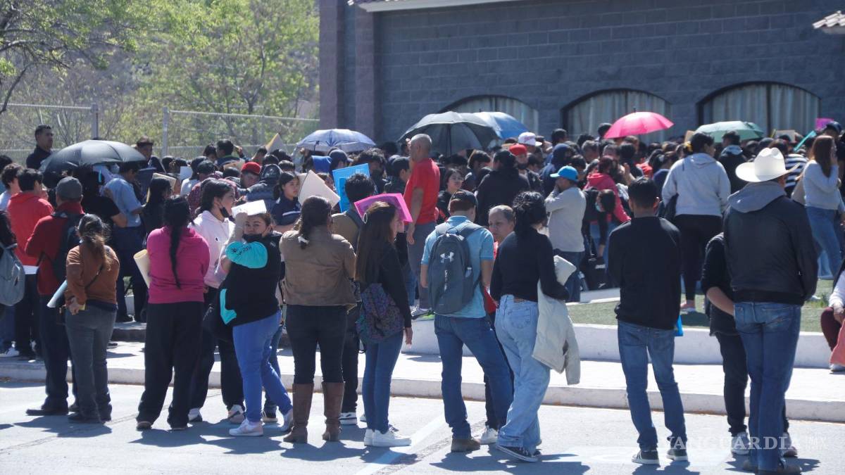 Desorganización y caos en la entrega de becas ‘Benito Juárez’ en Ramos Arizpe