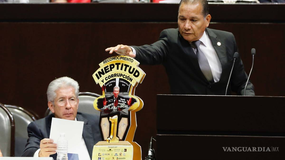 Ruiz Esparza recibe 'Reconocimiento a la Ineptitud y Corrupción' por socavón