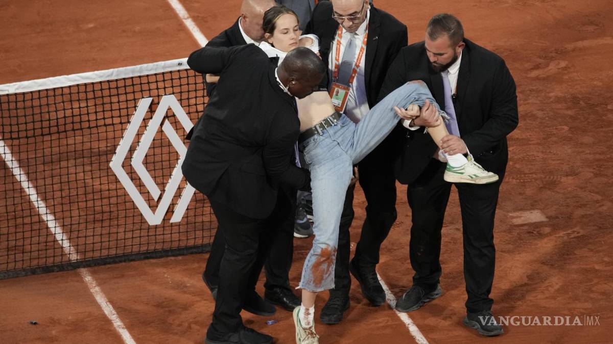 Una activista se encadena a la red e interrumpe la semifinal entre Casper Ruud y Marin Cilic en Roland Garros