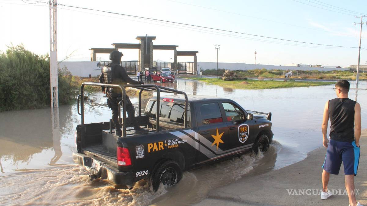 Familia queda varada en encharcamiento en Los Pastores, en Saltillo