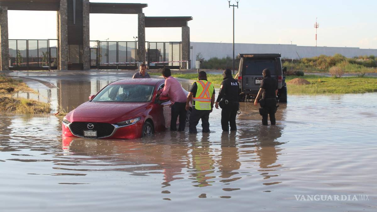 Familia queda varada en encharcamiento en Los Pastores, en Saltillo