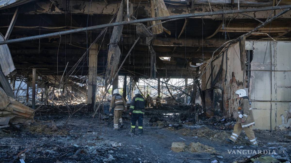Rescatistas buscan víctimas en centro comercial ucraniano bombardeado por Rusia