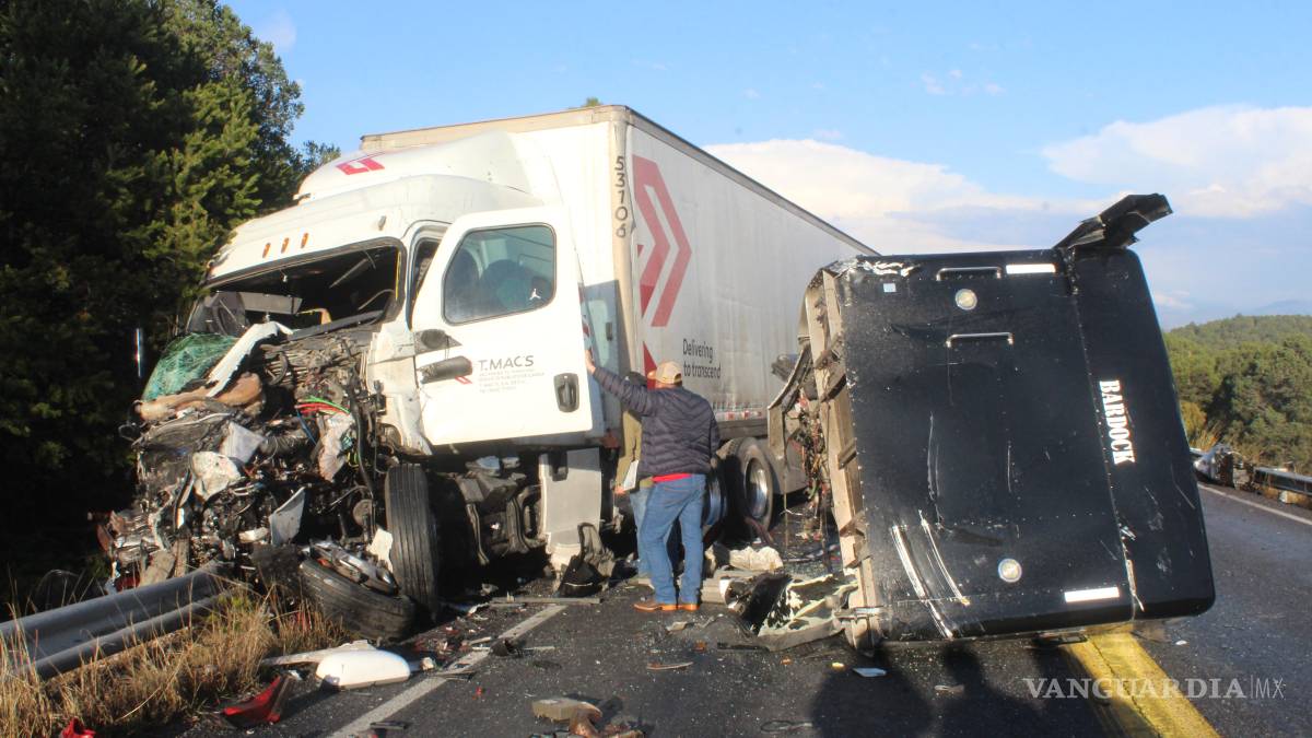 Traileros sufren aparatoso choque frontal, en Arteaga