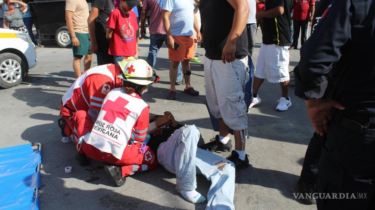 Fallece joven en accidente en moto en Saltillo; sus dos acompañantes están graves (VIDEO)