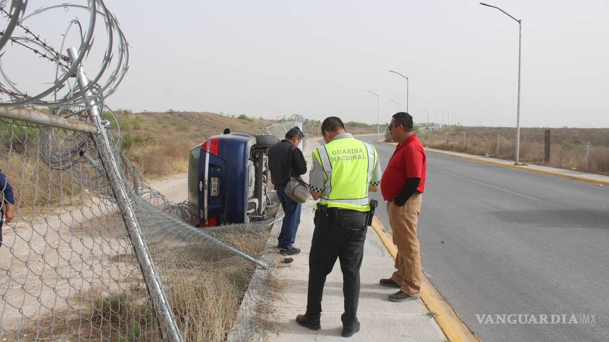 Vehículo vuelca y cae dentro del aeropuerto Plan de Guadalupe, en Ramos Arizpe