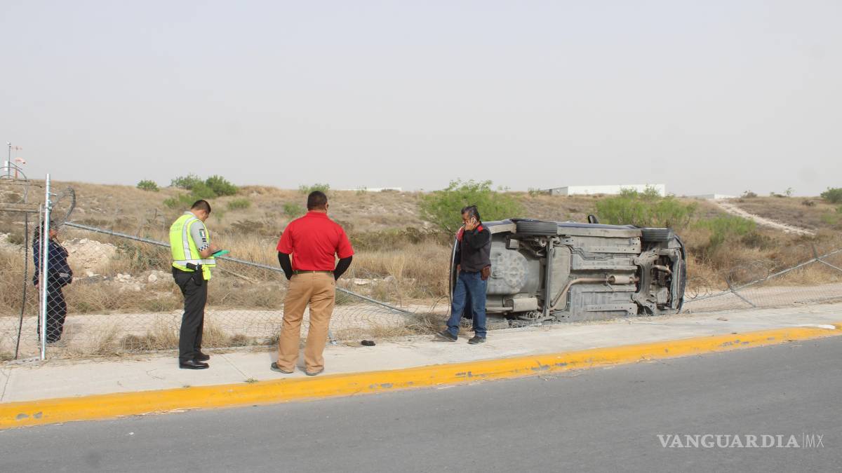 Vehículo vuelca y cae dentro del aeropuerto Plan de Guadalupe, en Ramos Arizpe